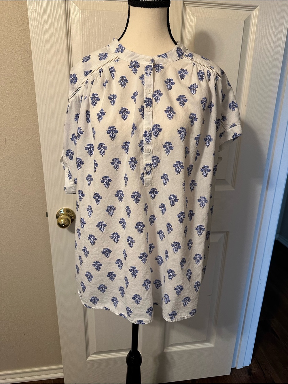 Lands End White and Blue Floral Short-Sleeve Cotton blouse